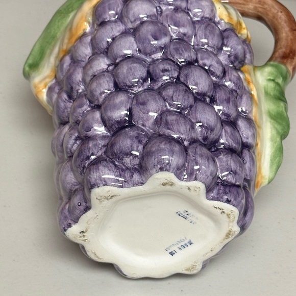 Vintage Majolica Pottery Embossed Grape shaped serving pitcher - Picture 14 of 15